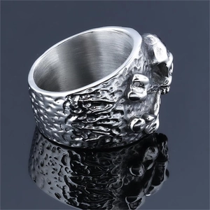 Gros plan d'une bague tête de mort argentée avec texture martelée et fini poli