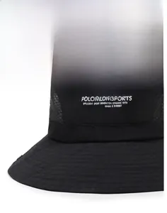 Détail du chapeau de pêche noir avec maille respirante et texture de tissu résistante