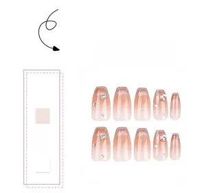 Details der Press-on-Nägel mit Nude-Rosa-Verlauf und funkelnden Silber-Glitzer-Akzenten