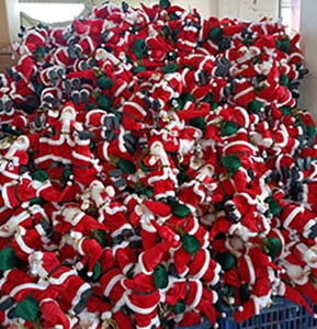 Mass production of plush Santa Claus hot air balloon decorations stacked in warehouse