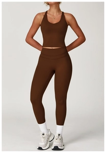 Dettaglio del set yoga marrone scuro con top allacciato al collo e leggings a vita alta