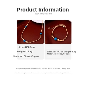 Détail de l'ensemble collier et bracelet plaqué or 18 carats avec pierres bleues