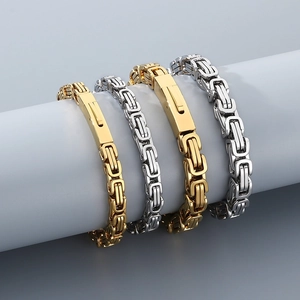 Bracciali a catena bizantina in oro e argento su un supporto espositivo cilindrico