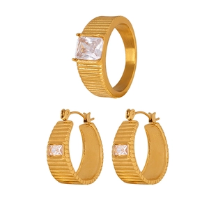 Set di gioielli dorati con anello e orecchini testurizzati con zirconi quadrati eleganti