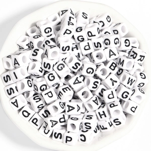 Perles alphabet carrées en acrylique blanc avec lettres noires pour bijoux artisanaux
