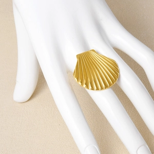 Minimalist gold shell ring made of 304 stainless steel with fan-shaped textured surface