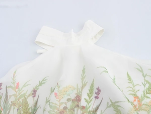 Détail du haut dos nu à imprimé fleuri en organza avec motifs de feuilles vertes