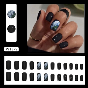 Matzwarte kunstnagels met aarde- en sterrenhemelontwerp in medium vierkante vorm