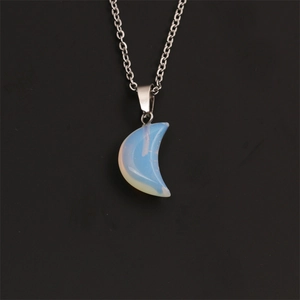 Vue détaillée du pendentif lune en opale sur une fine chaîne de collier argentée
