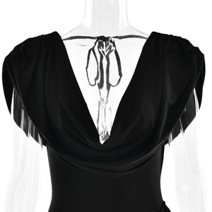 Detail des eleganten schwarzen Wasserfallausschnitts und der Stoffstruktur am Kleid