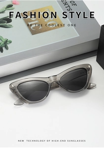 Détail des lunettes de soleil œil de chat grises avec accents argentés et verres sombres