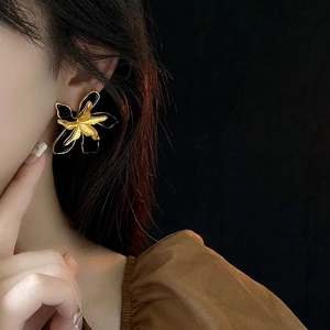 Vintage black and gold double-layered flower earrings with a sophisticated matte floral finish