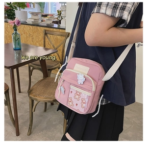 Sac bandoulière en toile rose avec écussons de dessins animés et poche en PVC transparent