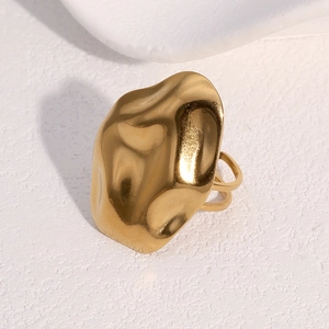 Bague ouverte en acier inoxydable plaqué or 18 carats au design de métal liquide minimaliste