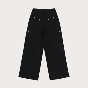Vue arrière du pantalon cargo noir avec poches fonctionnelles et cordon réglable