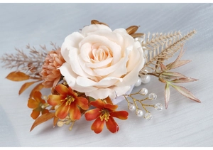 Détail du corsage de poignet rose champagne avec perles et accents de fil doré