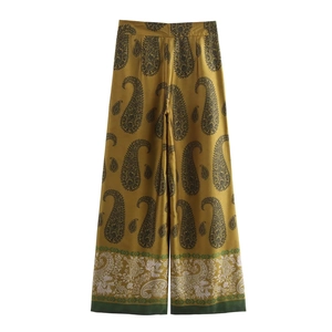 Pantalon large satiné jaune moutarde avec motif paisley et bordure en dentelle ethnique