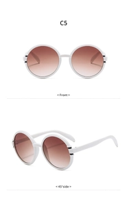 Vorder- und 45-Grad-Seitenansicht der Retro-Oversize-Sonnenbrille in Weiß mit braunen Gläsern