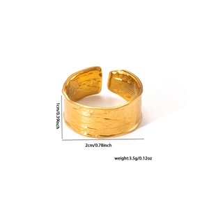 Detail eines unregelmäßigen Goldrings mit Maßen: 1 cm Höhe und 2 cm Durchmesser
