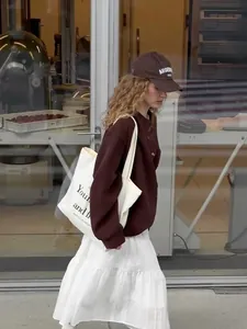 Sweatshirt marron oversize avec broderie et jupe blanche à volants pour femme