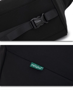 Dettaglio della borsa a tracolla nera in poliestere con fibbia in plastica e logo cucito