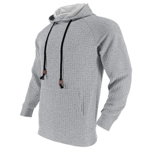 Detailansicht grauer Kapuzenpullover mit Waffelstruktur, Kordelzug und Kängurutasche