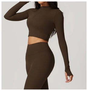 Détail de la veste de yoga avec des passants pour les pouces et fermeture éclair slim