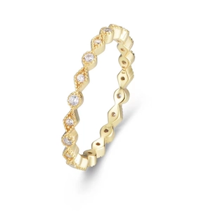 Dettaglio del marchio 925 e delle pietre di zircone sull'anello in oro rosa