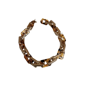 Collana a catena dorata vintage con maglie in resina tartarugata dal design audace e intrecciato
