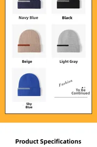 Détail de bonnets en maille de cinq couleurs avec texture côtelée et bandes décoratives