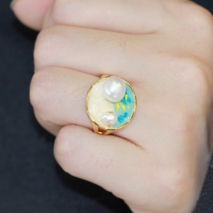 Détail d'une bague style peinture à l'huile avec émail bleu et perles blanches