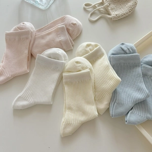 Chaussettes mi-hautes en coton pastel à rayures verticales en rose, bleu et beige