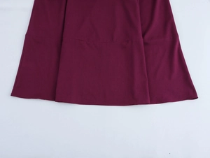 Détail de la texture du tissu rouge bordeaux pour cette robe longue élégante sans manches