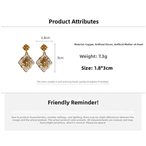 Détail de boucles d'oreilles fleur montrant les dimensions 1,8 x 3 cm et le cuivre