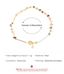 Détail d'un collier de 38cm avec pierres brunes, perles et un pendentif doré