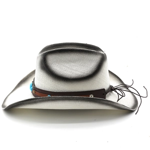 Détail du chapeau de cowboy en paille blanche avec perles turquoise sur cuir