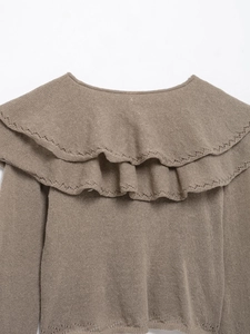 Détail du haut en maille marron avec double col à volants et dentelle tricotée ajourée
