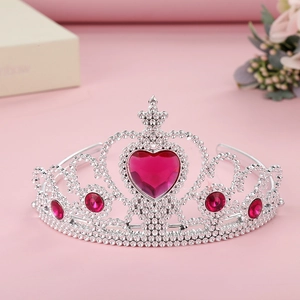 Détail de la couronne argentée avec un grand joyau coeur rouge et des motifs floraux