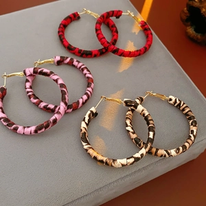 Drei Paar Creolen mit Tiermuster in Rot, Rosa und Beige mit vergoldeten Metallelementen