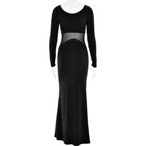 Détail d'une robe noire à manches longues avec empiècement en tulle à la taille