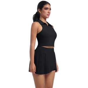 Dettaglio del set sportivo nero con crop top polo senza maniche e minigonna a pieghe