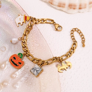 Dettaglio del bracciale Halloween con catena Figaro dorata e ciondoli a tema spettrale
