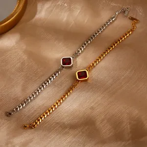 Panzerarmband in Gold und Silber mit quadratischem rotem Zirkon auf Seidenhintergrund
