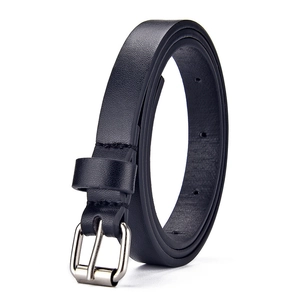 Cintura in pelle nera per bambini con fibbia in metallo argento, design elegante e semplice.