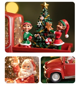 Gros plan du Père Noël dans la cabine du camion vintage rouge avec effet de neige