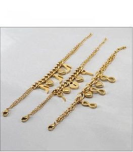 Détail de bracelets plaqués or 18 carats avec pendentifs cœur et notes de musique