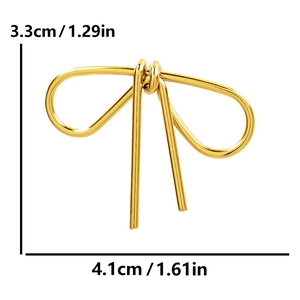 Vue détaillée du pendentif nœud doré avec dimensions 3,3cm de haut et 4,1cm de large