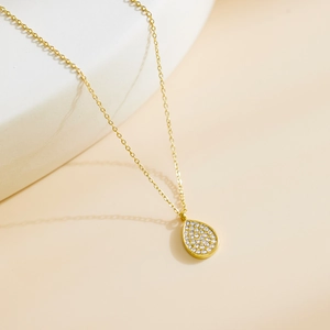 Collier élégant en titane doré avec pendentif étincelant en forme de poire pavé