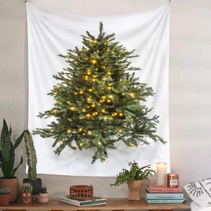 Dettaglio di un arazzo con albero di Natale con candele e piante su un tavolo in legno