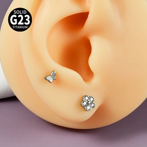 Clous d'oreilles en titane G23 massif avec fleur en zircone et motif papillon sur oreille